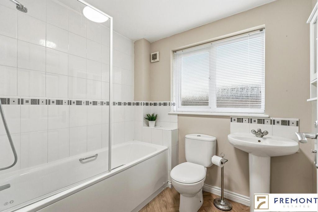 Property photo 3 of 9 Bathroom