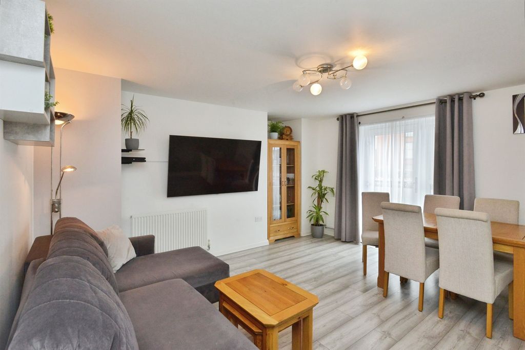 Property photo 2 of 20