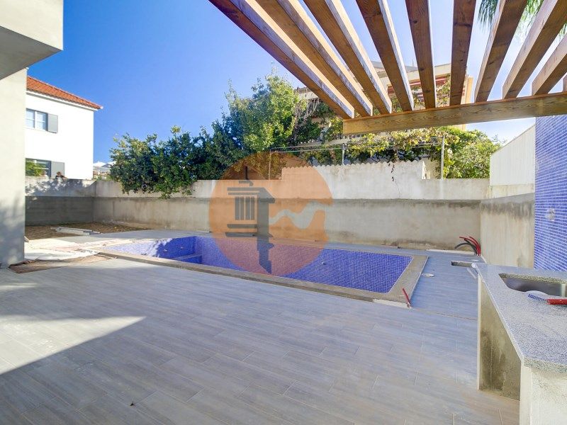 Property photo 2 of 39