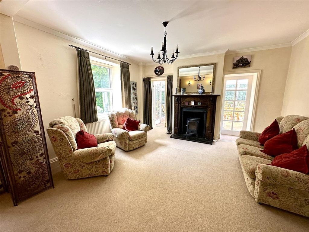 Property photo 2 of 31 Living Room