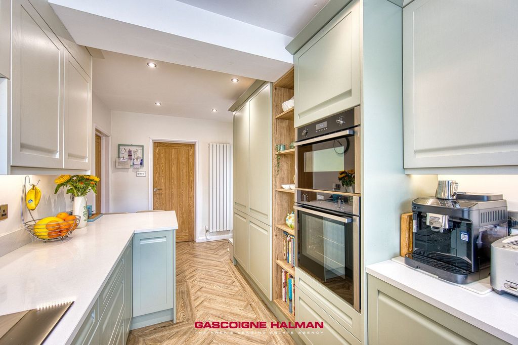 Property photo 2 of 27 Kitchen Breakfast Room