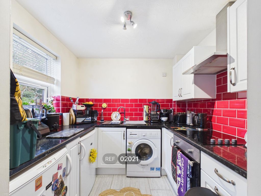 Property photo 3 of 10 Kitchen