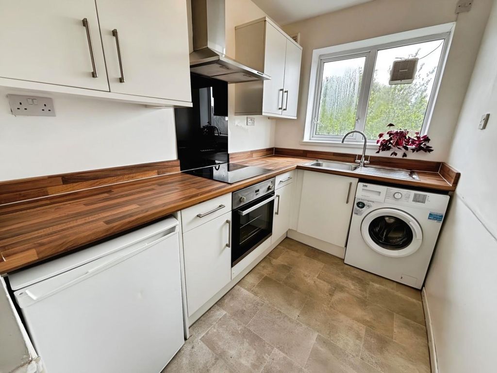 Property photo 3 of 9 Kitchen