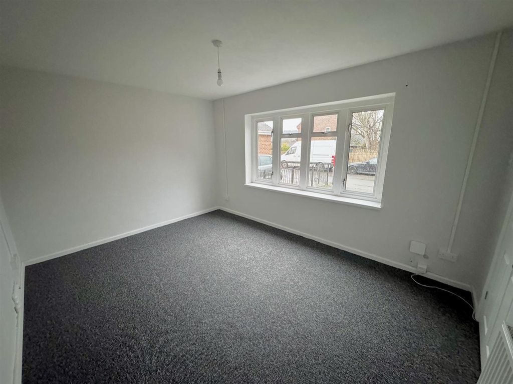 Property photo 3 of 13 Living Room (1/2)