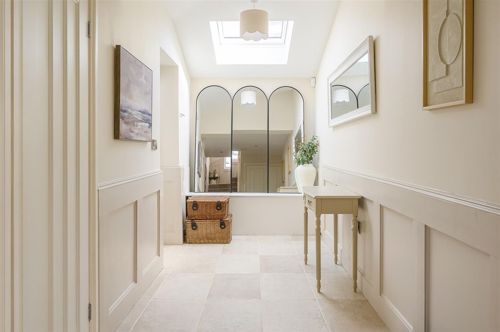 Property photo 3 of 26 Entrance Hall