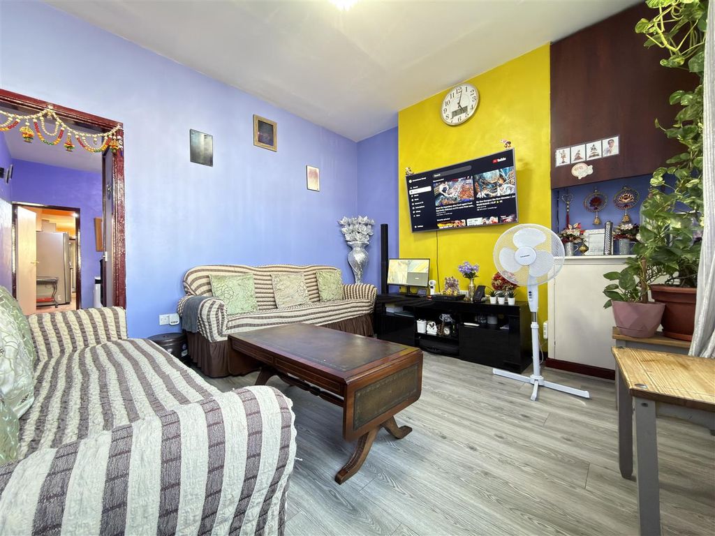 Property photo 2 of 13 Lounge
