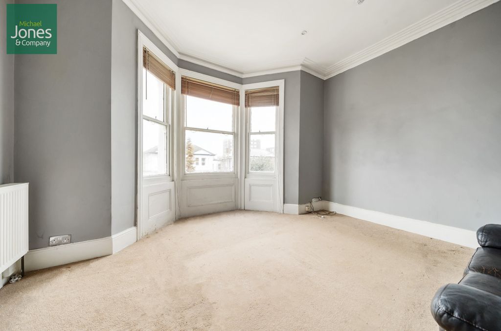 Property photo 2 of 6 Lounge