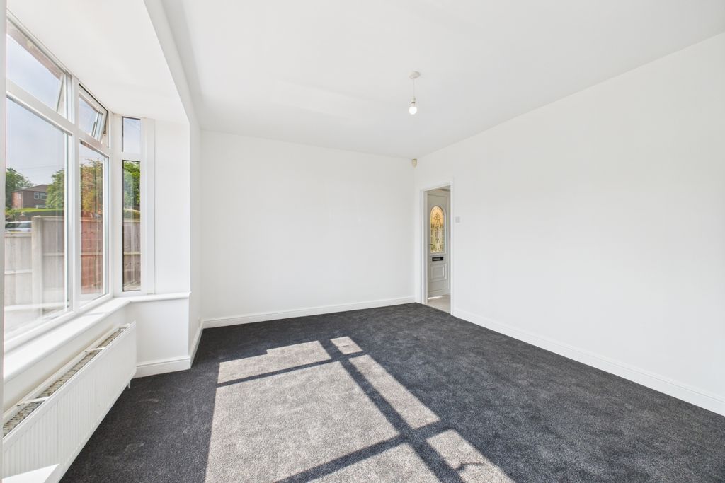 Property photo 3 of 18 Lounge