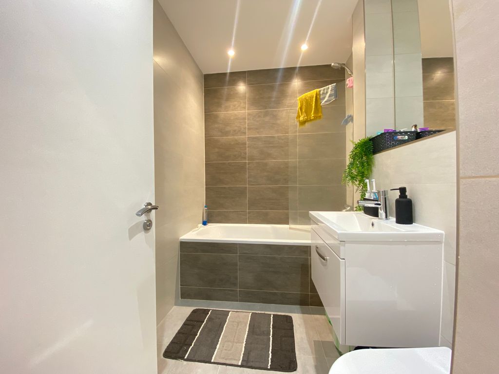 Property photo 3 of 9 Bathroom