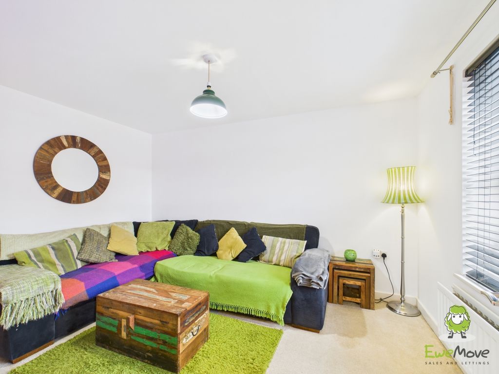 Property photo 2 of 14 Ewemove Estate Agents Basingstoke - Chilworth Way