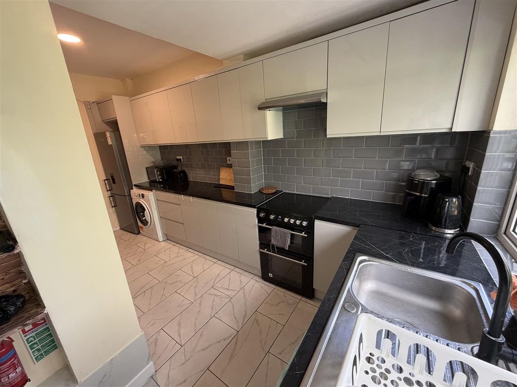 Property photo 2 of 11 Communal Kitchen