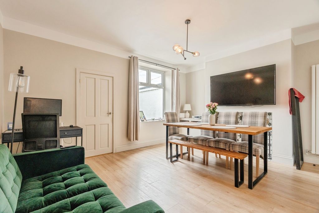 Property photo 3 of 24 Pbox-Img.Jpg