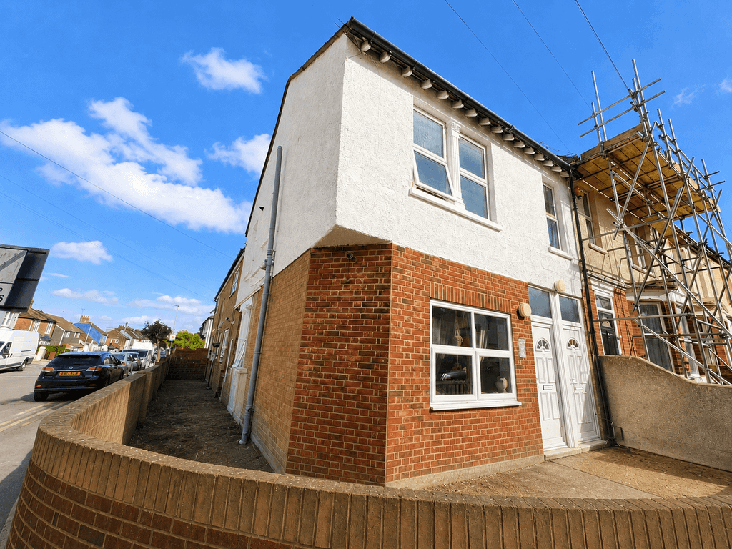 Property photo 1 of 5 2 Bed Flat To Rent Toronto Road, Gillingham Me7