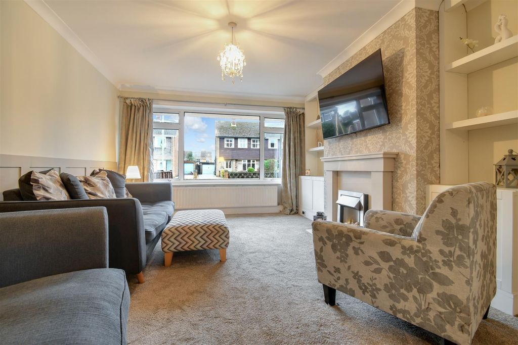 Property photo 2 of 24 Lounge