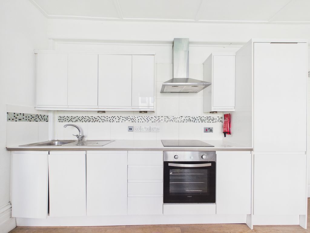 Property photo 3 of 12 Cam04693G0-Pr0106-Still014