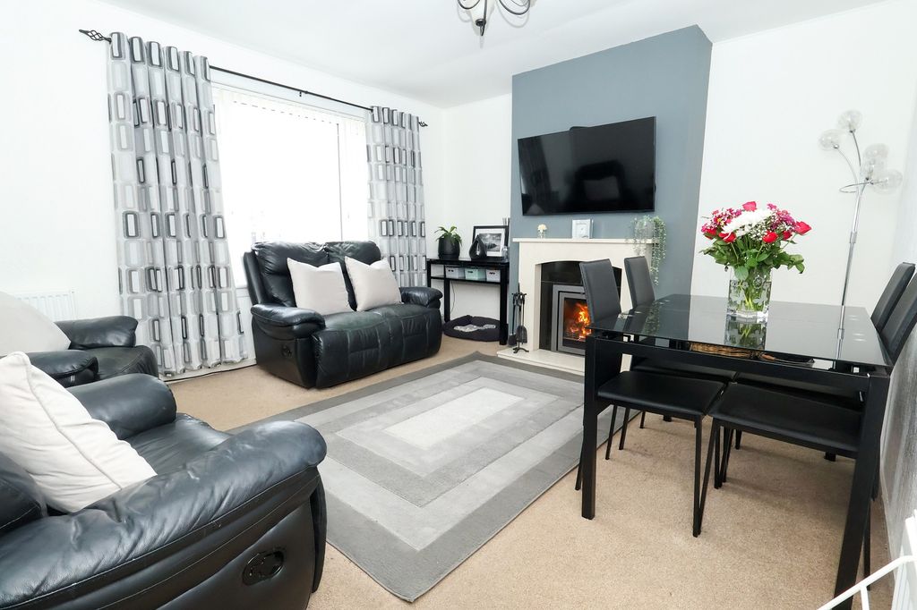 Property photo 2 of 17 Lounge