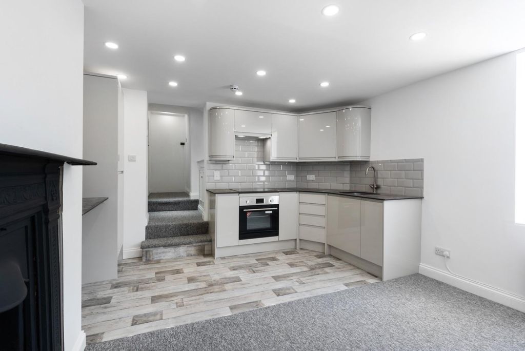 Property photo 3 of 16 Flat 5, 1 Lower East Hayes Bath, Ba1 6An-4.Jpg