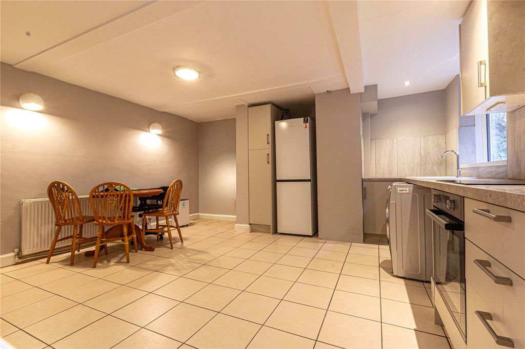 Property photo 3 of 11 Kitchen