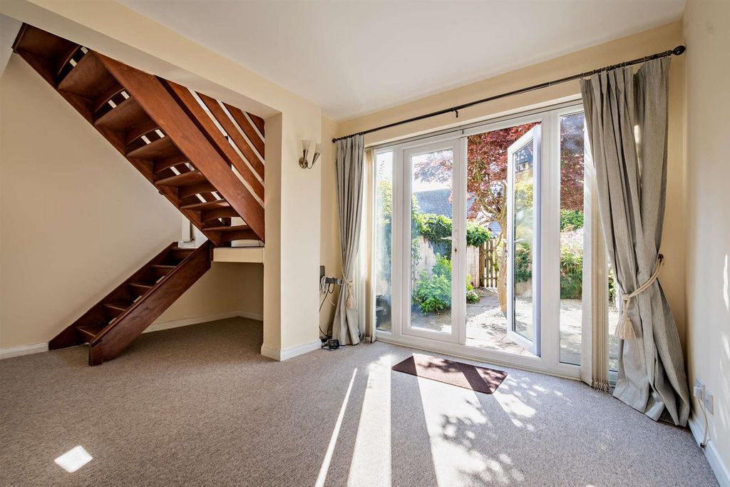 Property photo 3 of 14 8477041-Interior05-800.Jpg