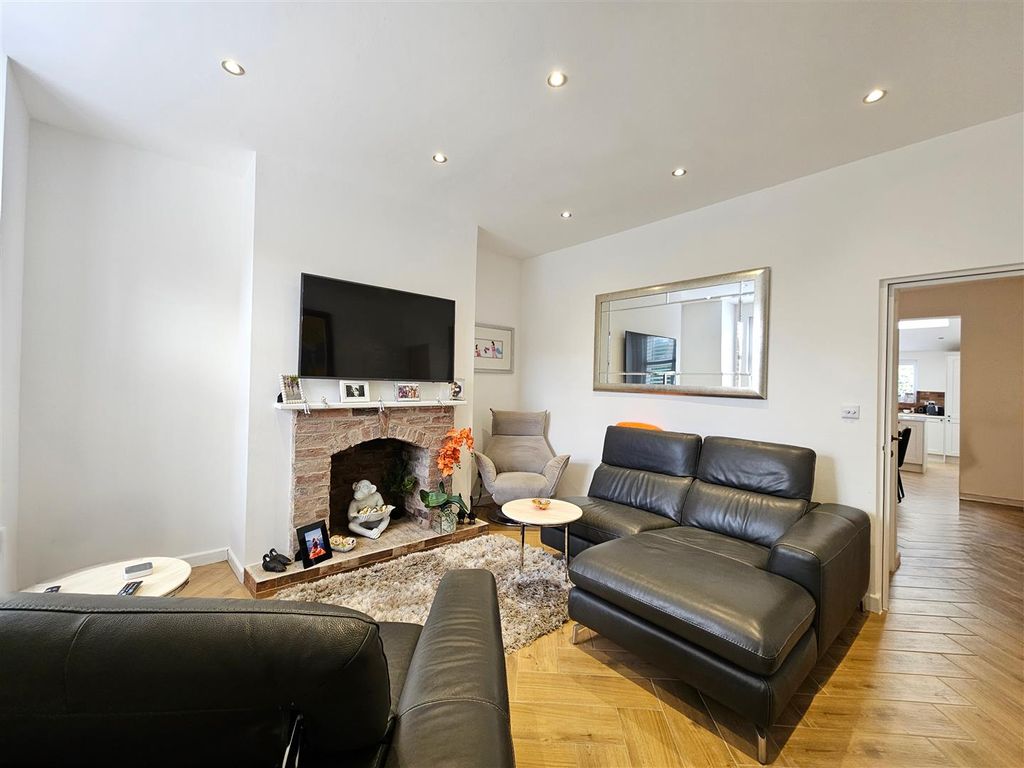 Property photo 2 of 21 Lounge