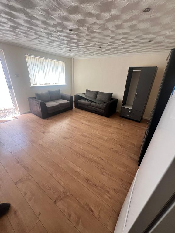 Property photo 1 of 6 Two Bed Flat To Rent Redmead Road, Hayes Ub3