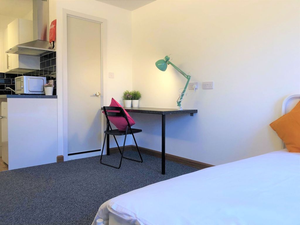 Property photo 3 of 7 A Bright And Tidy Single Bedroom Featuring A Compa...