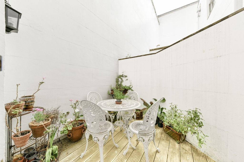 Property photo 3 of 7 Retouched 08