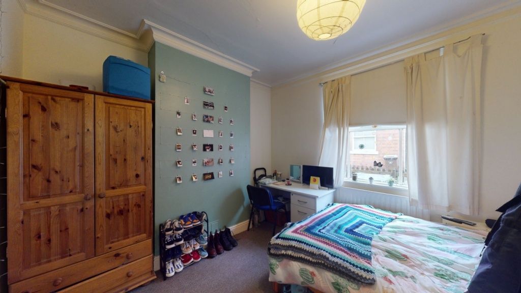 Property photo 3 of 7 Cozy And Well-Lit Single Bedroom Featuring A Comfo...