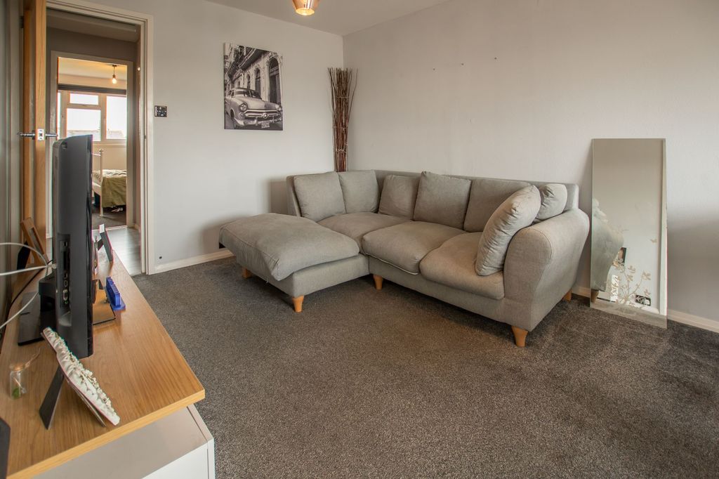 Property photo 2 of 8 Lounge