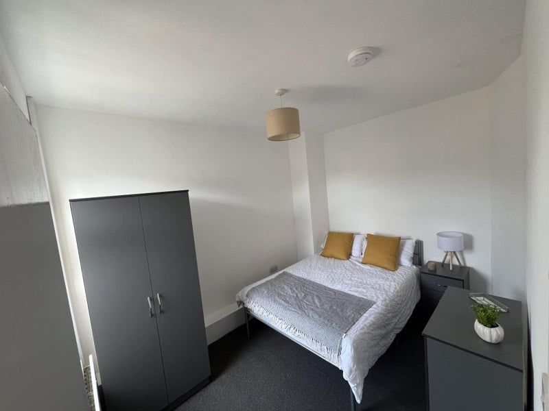 Property photo 2 of 4 A Cozy And Well-Maintained Double Bedroom Featurin...