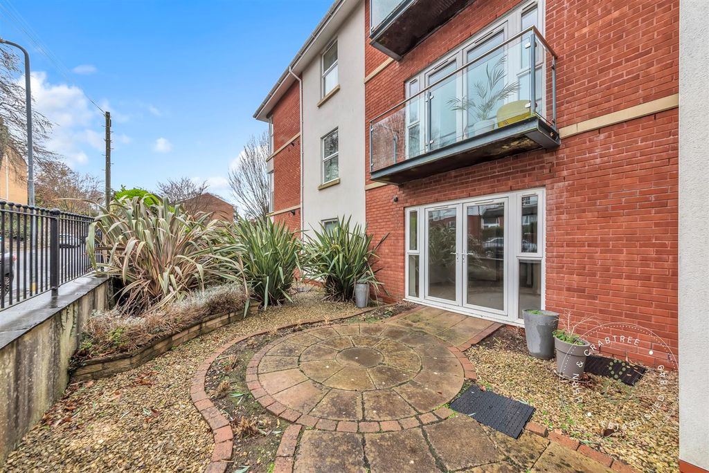 Property photo 1 of 19 Clive-Hall-Court-15.Jpg