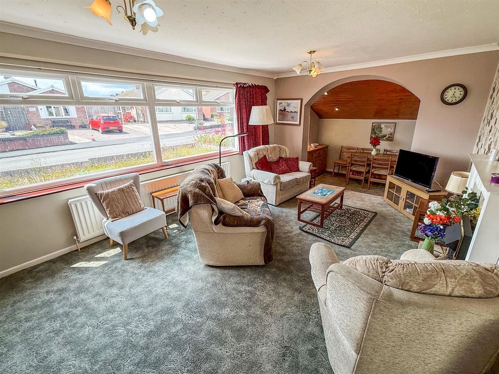 Property photo 2 of 13 Lounge