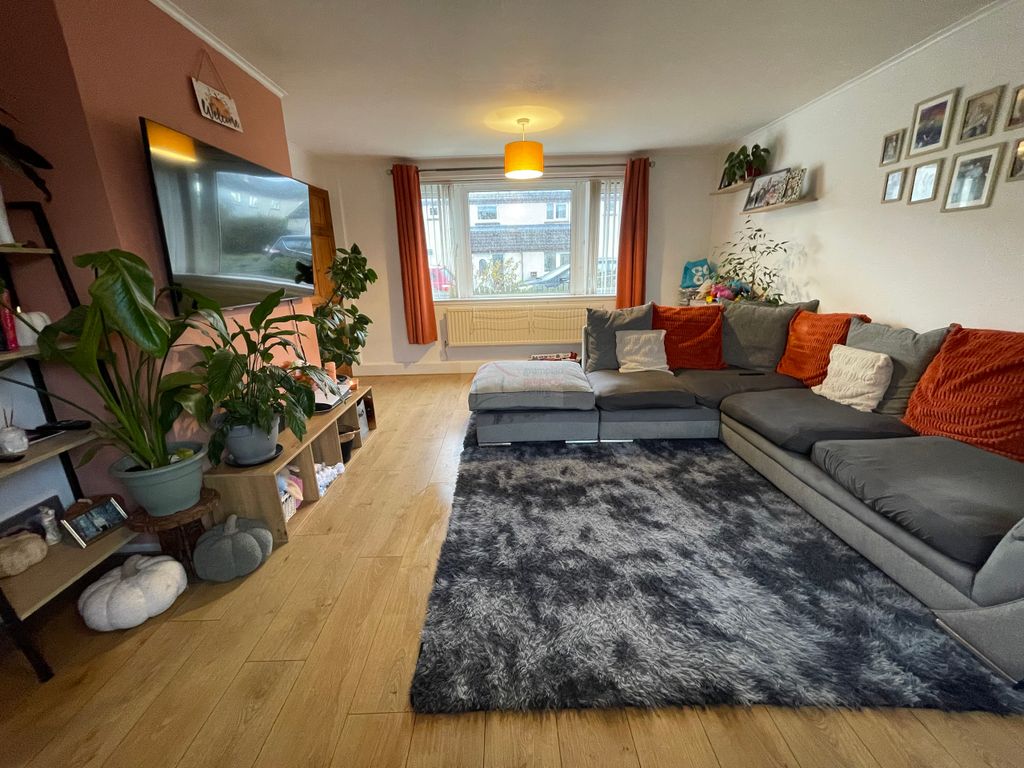 Property photo 2 of 22 Lounge A.Jpg