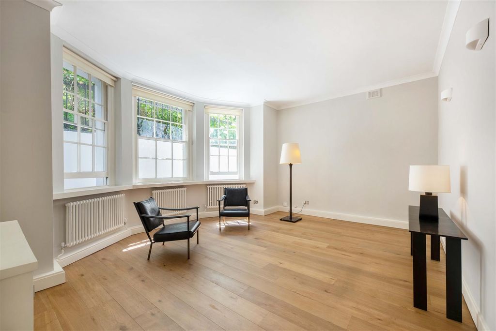 Property photo 1 of 12 Bright Reception With Wood Flooring.Jpg