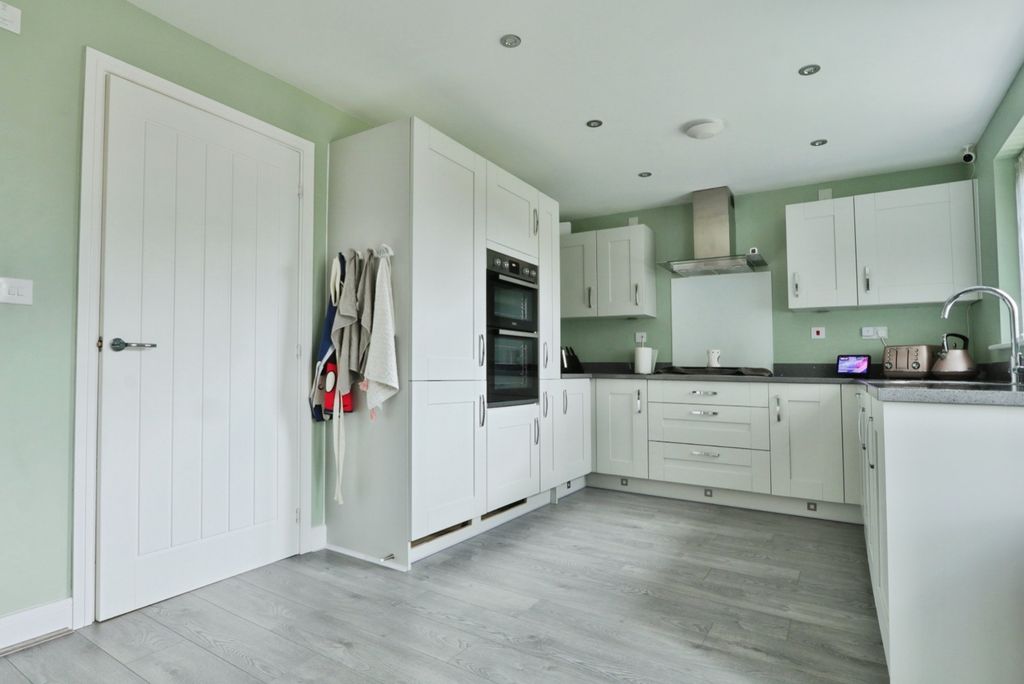 Property photo 2 of 17 4402313