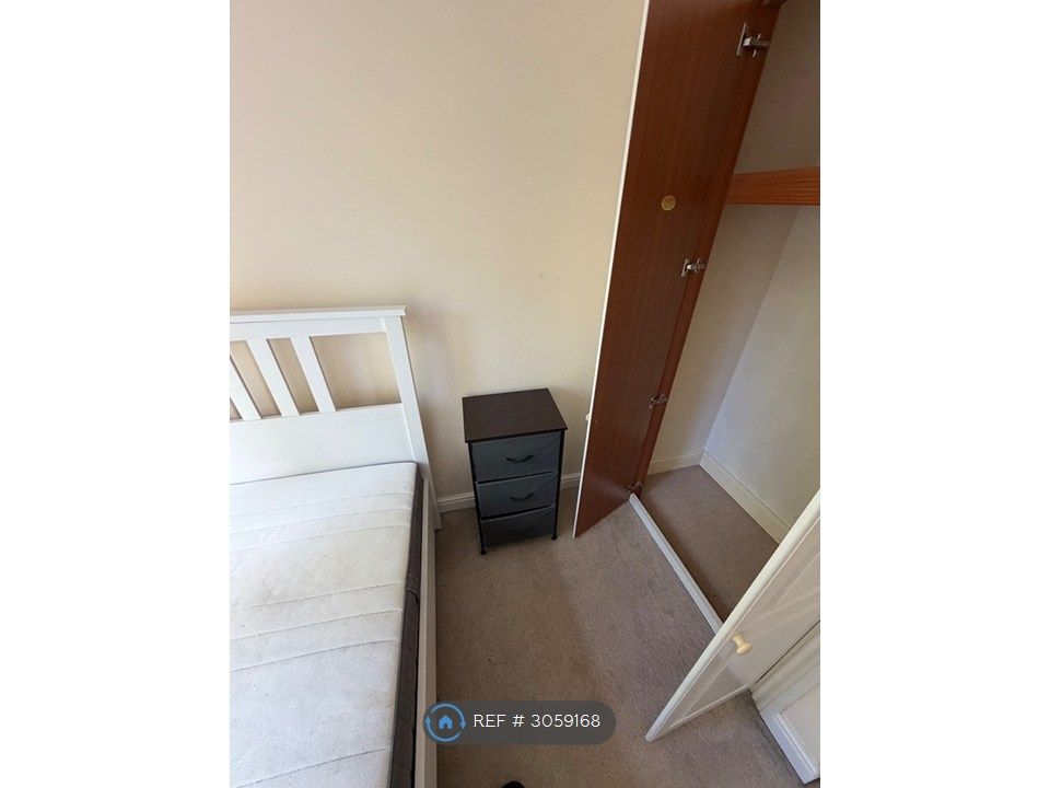 Property photo 2 of 7 Room 1 Wardrobe