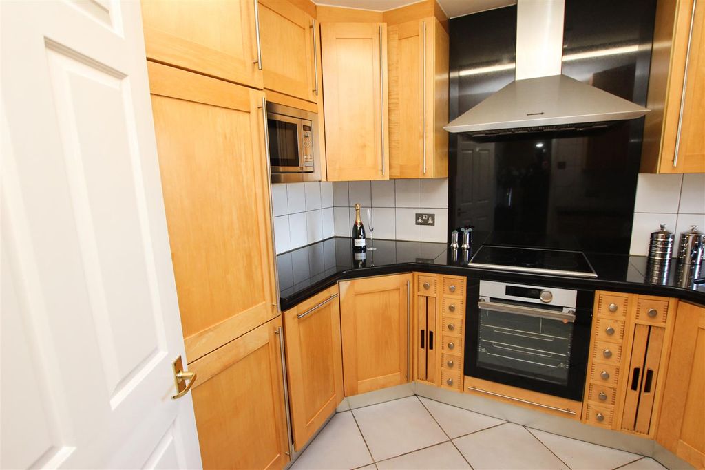 Property photo 3 of 13 Kitchen