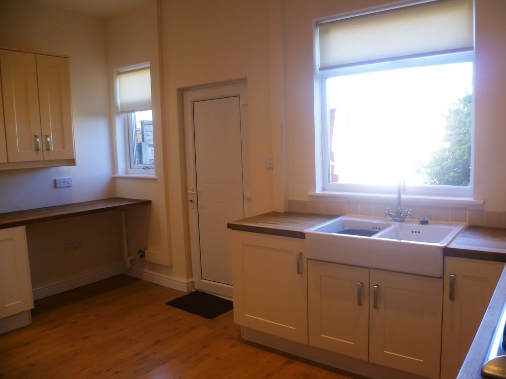 Property photo 3 of 10 Kitchen