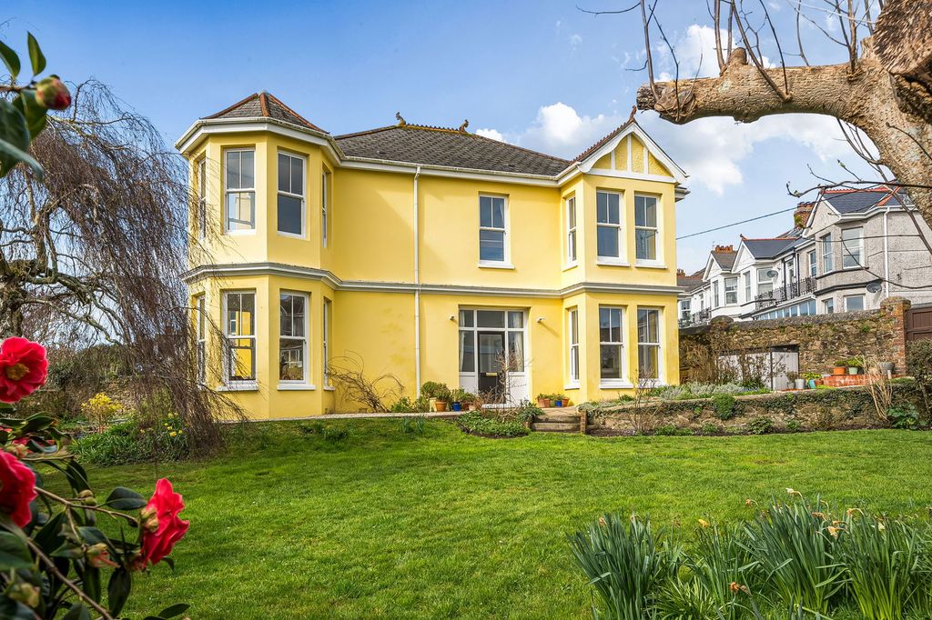 Property photo 1 of 28