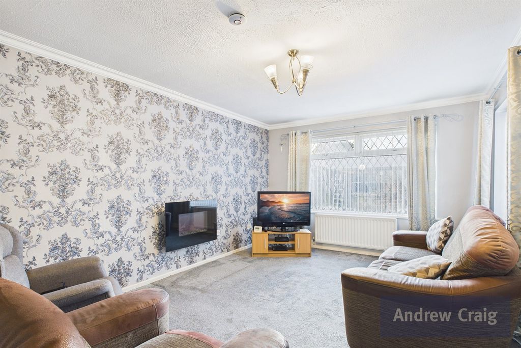 Property photo 3 of 20 Lounge