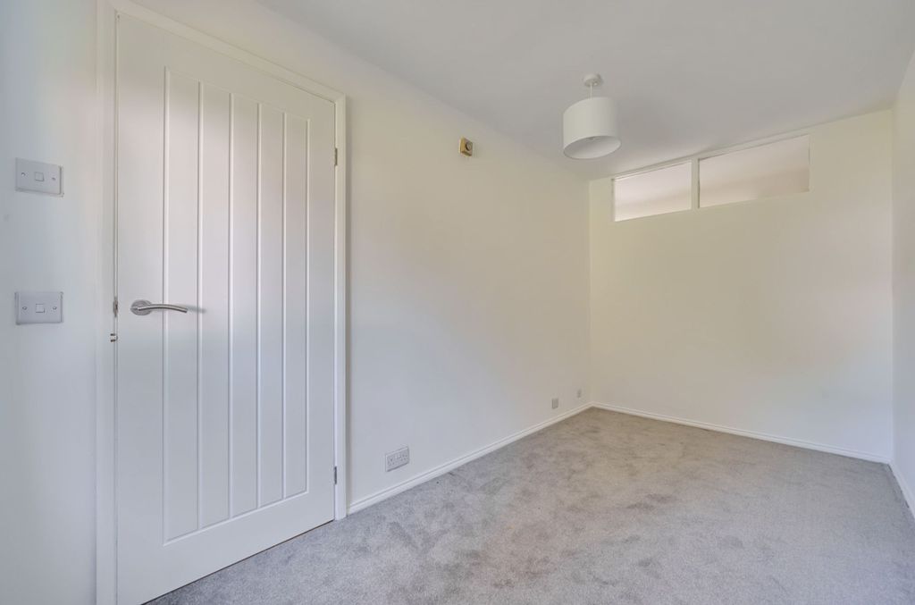 Property photo 3 of 8 Photo 6