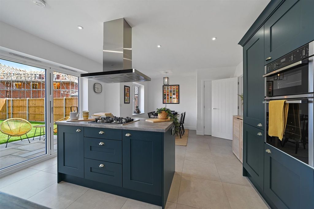 Property photo 2 of 12 Pt-Rose-Lawfordgreen-17.Jpg