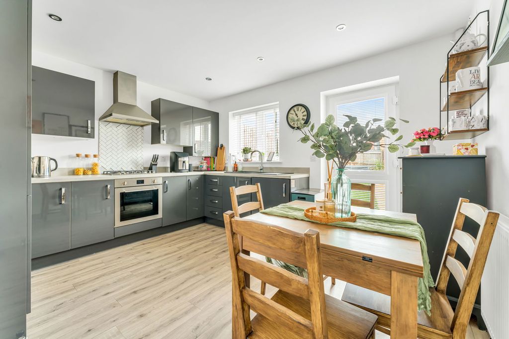 Property photo 2 of 27