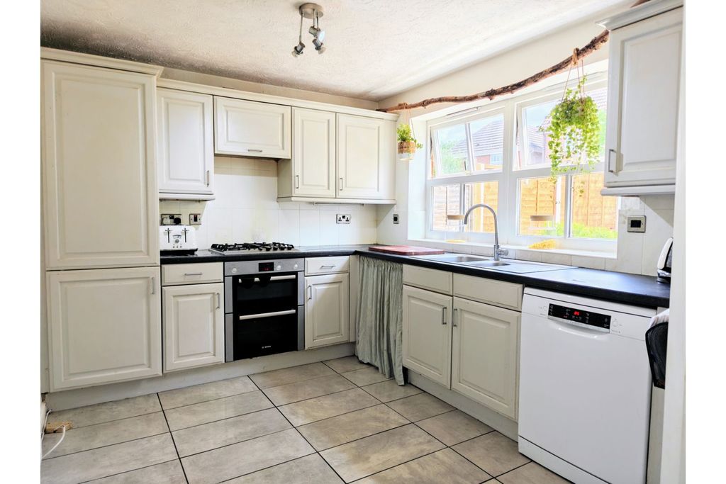 Property photo 3 of 11 Kitchen