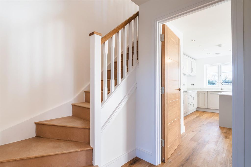 Property photo 3 of 15 Entrance Hall