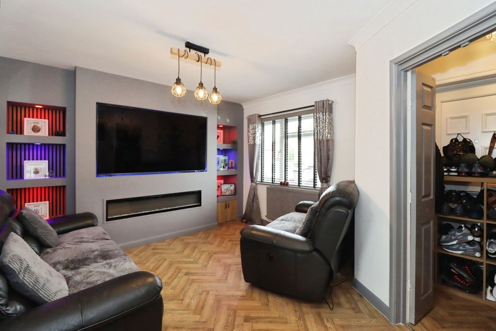 Property photo 2 of 17 Lounge