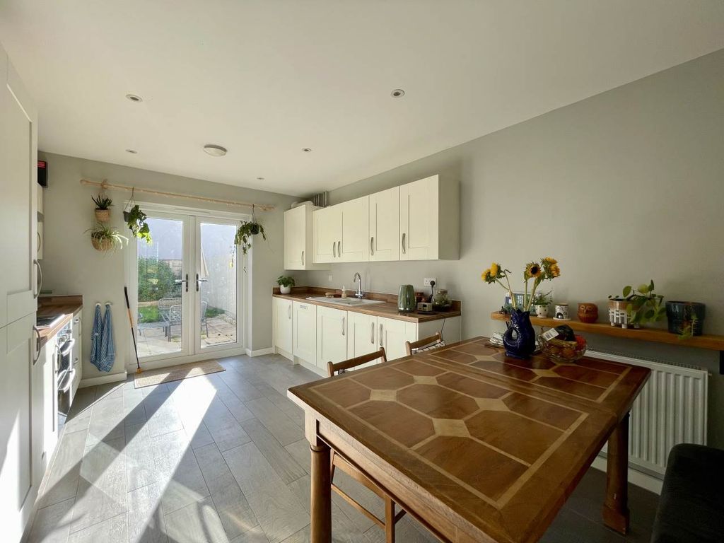 Property photo 3 of 18 Kitchen