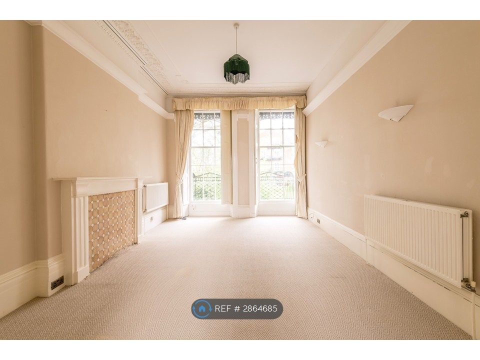 Property photo 3 of 12 Lounge