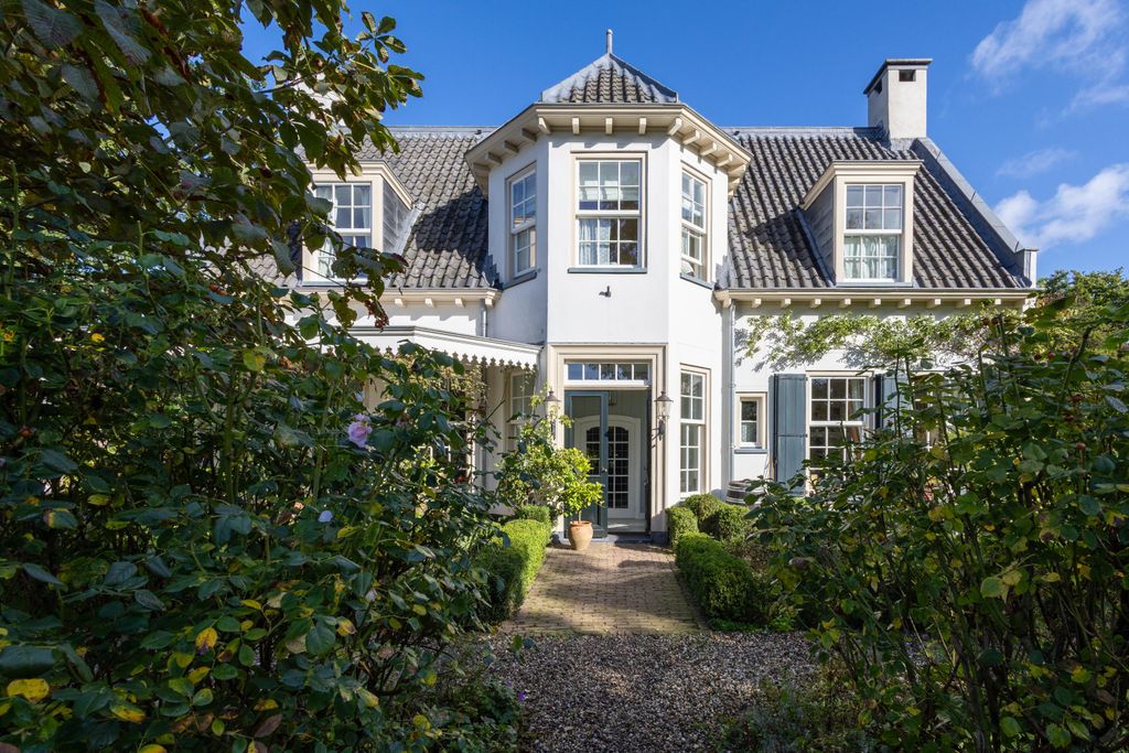 Property photo 2 of 61