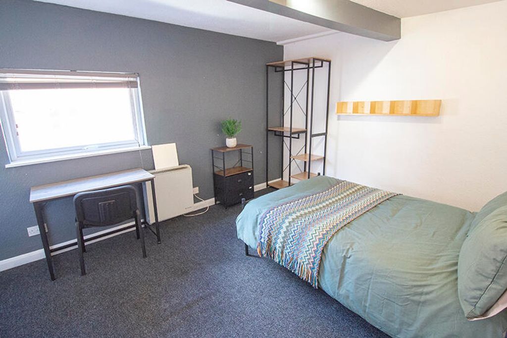 Property photo 3 of 5 Bright And Inviting Double Bedroom Featuring A Spa...